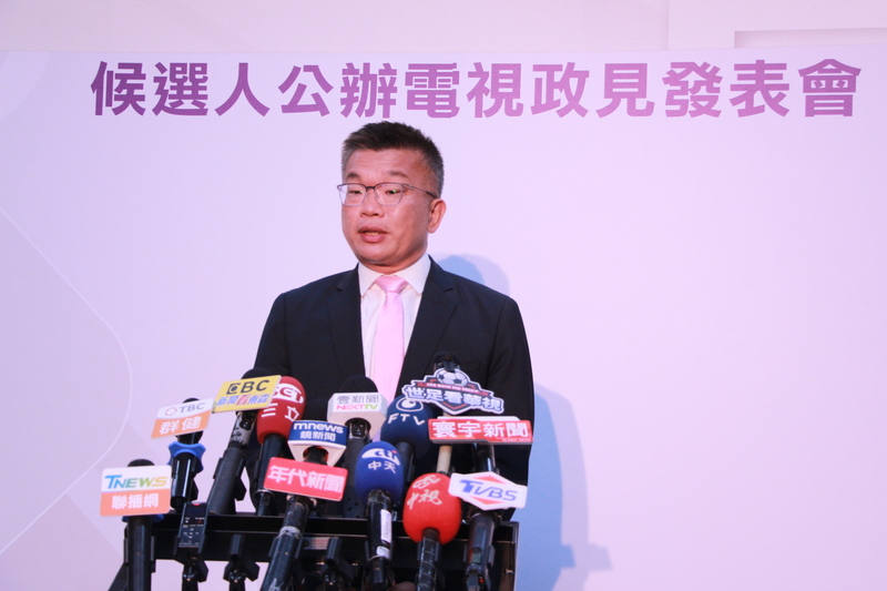 民進黨台中市長候選人蔡其昌15日在公辦政見發表會質疑台中市空污及治安，並承諾當選後營養午餐免費、落實居住正義、捷運藍線4年動工。(圖:中央社)