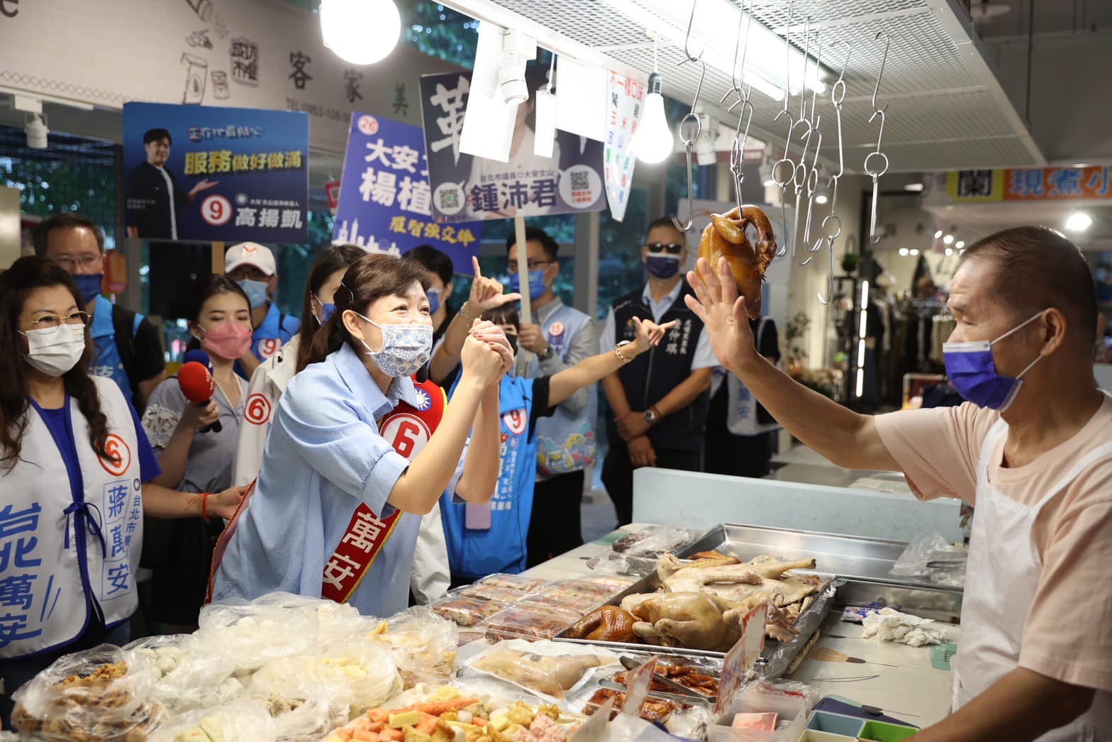 蔣萬安的太太石舫亘15日挺著6個月的身孕，到成功市場幫忙掃街拜票。(圖：蔣萬安臉書)