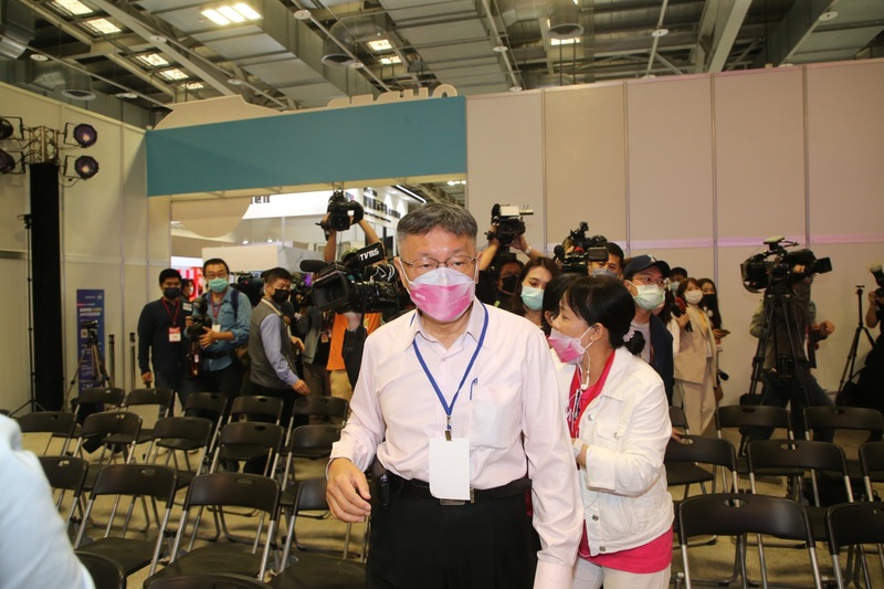 身兼民眾黨主席的台北市長柯文哲（左）柯文哲16日下午臨時受訪表示，沒有人頭助理或浮報薪資等情事。(圖：中央社)