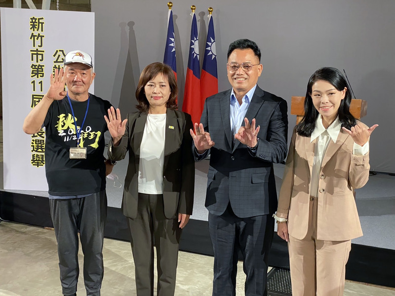 新竹市第11屆市長選舉候選人公辦電視政見發表會登場，李驥羣(由左至右)、沈慧虹、林耕仁、高虹安等4名候選人合影。(圖:中央社)