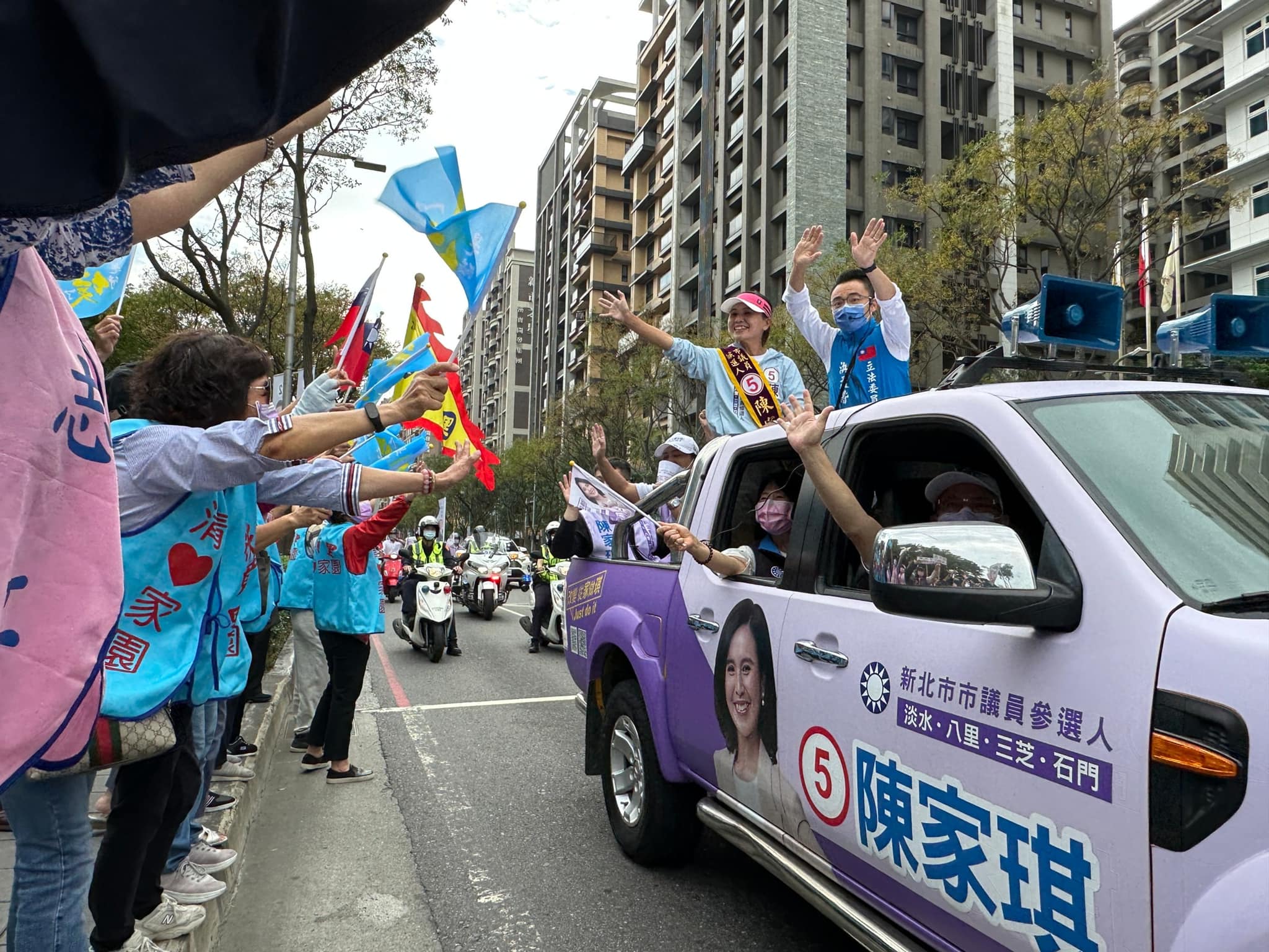 2022縣市長選舉投票倒數10天，在選戰的最後階段，國民黨以短兵相接的策略，出動車隊掃街、站路口、掃街拜票，爭取選民最後支持(圖取自洪孟楷臉書)