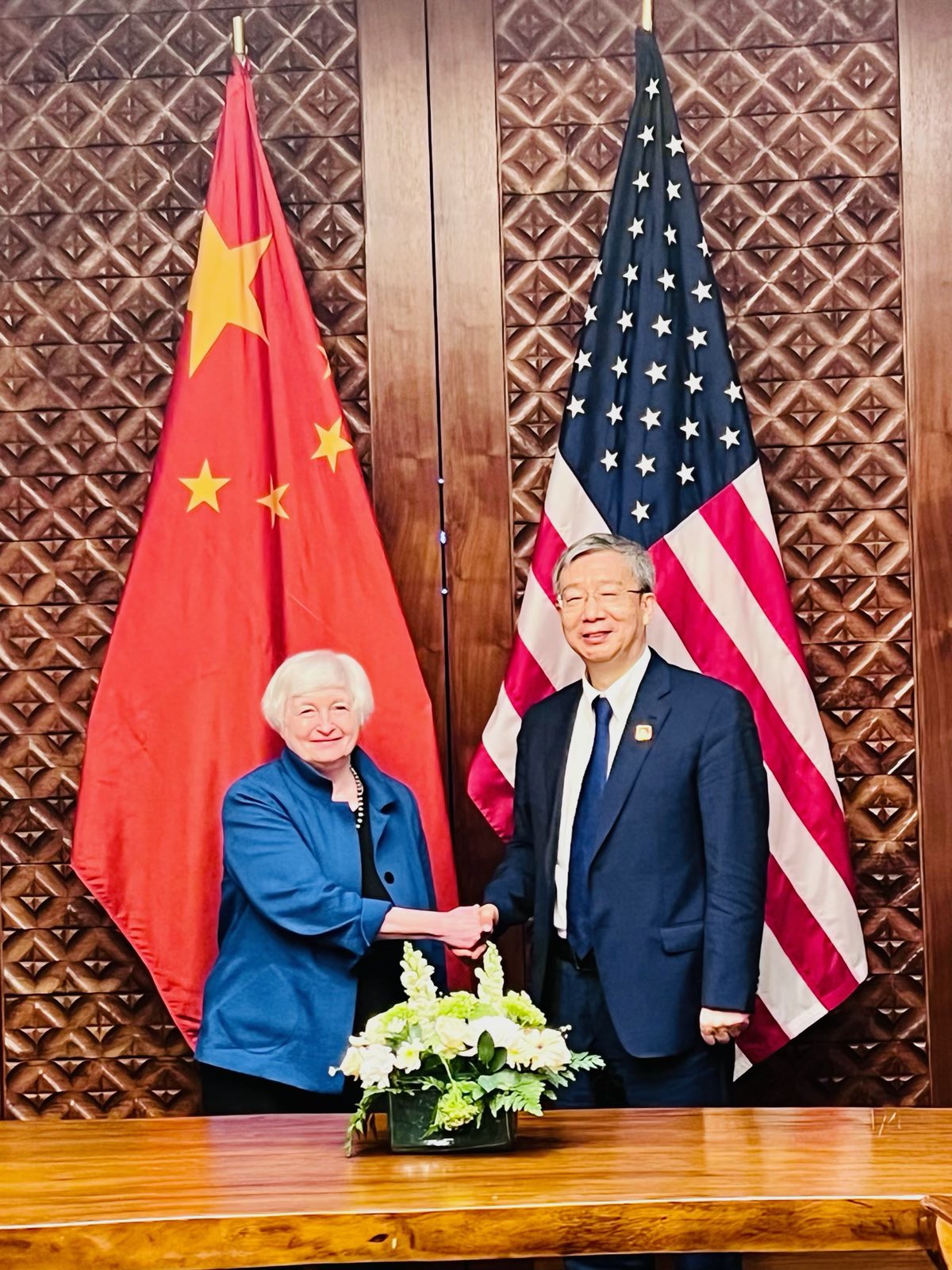 美國財政部長葉倫(Janet Yellen)(左)今天(16日)會見中國人民銀行(中央銀行)行長易綱(右)。(Twitter/@SecYellen)