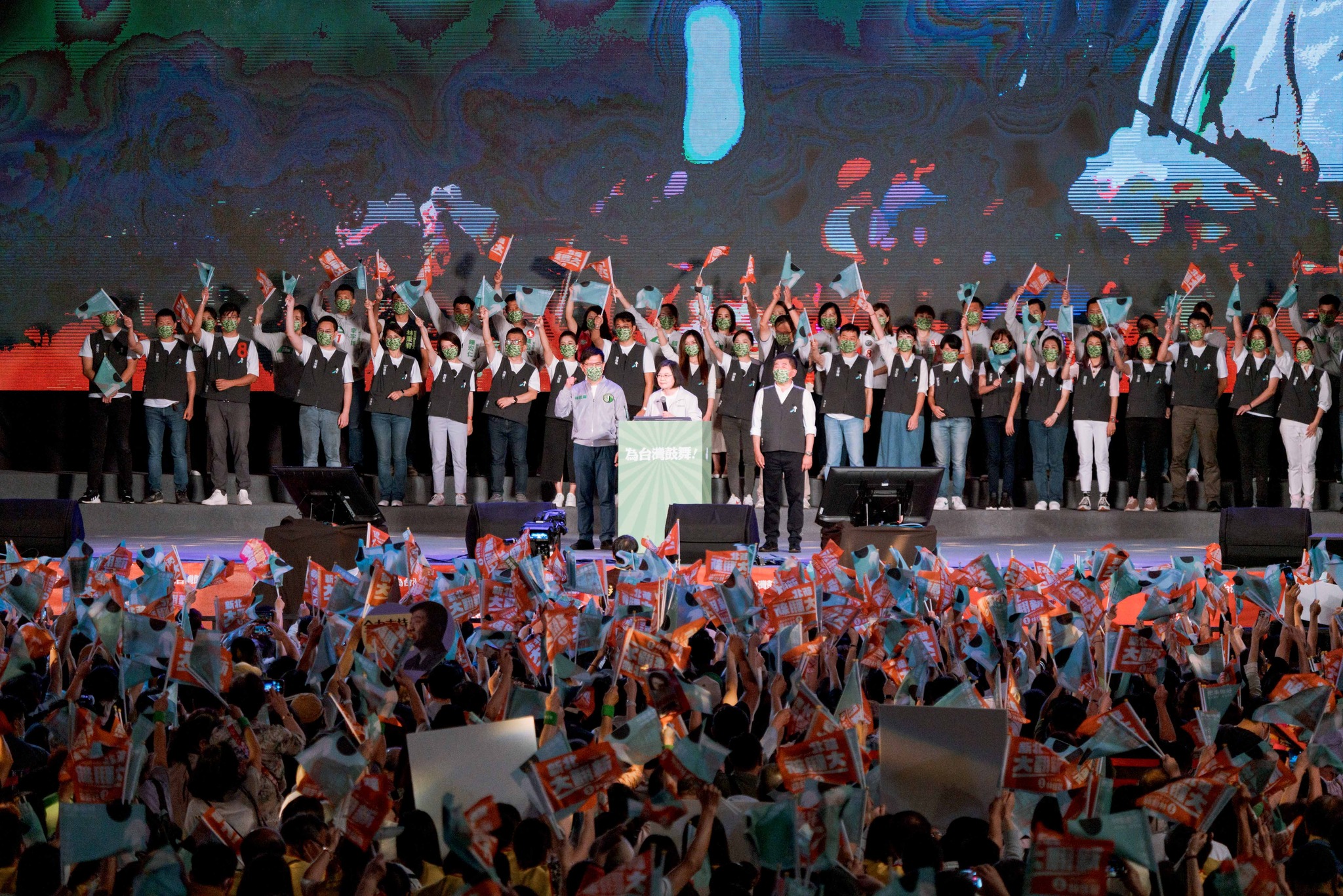 選戰倒數10天，民進黨規劃由兼任黨主席的蔡英文總統(圖中)、副總統賴清德及行政院長3路齊發，在最後黃金週全面啟動輔選，鎖定北北基桃竹苗及宜蘭、南投、澎湖等激戰區大催票。圖為民進黨為雙北市長候選人11/12舉行的造勢晚會。(圖:陳時中粉專)