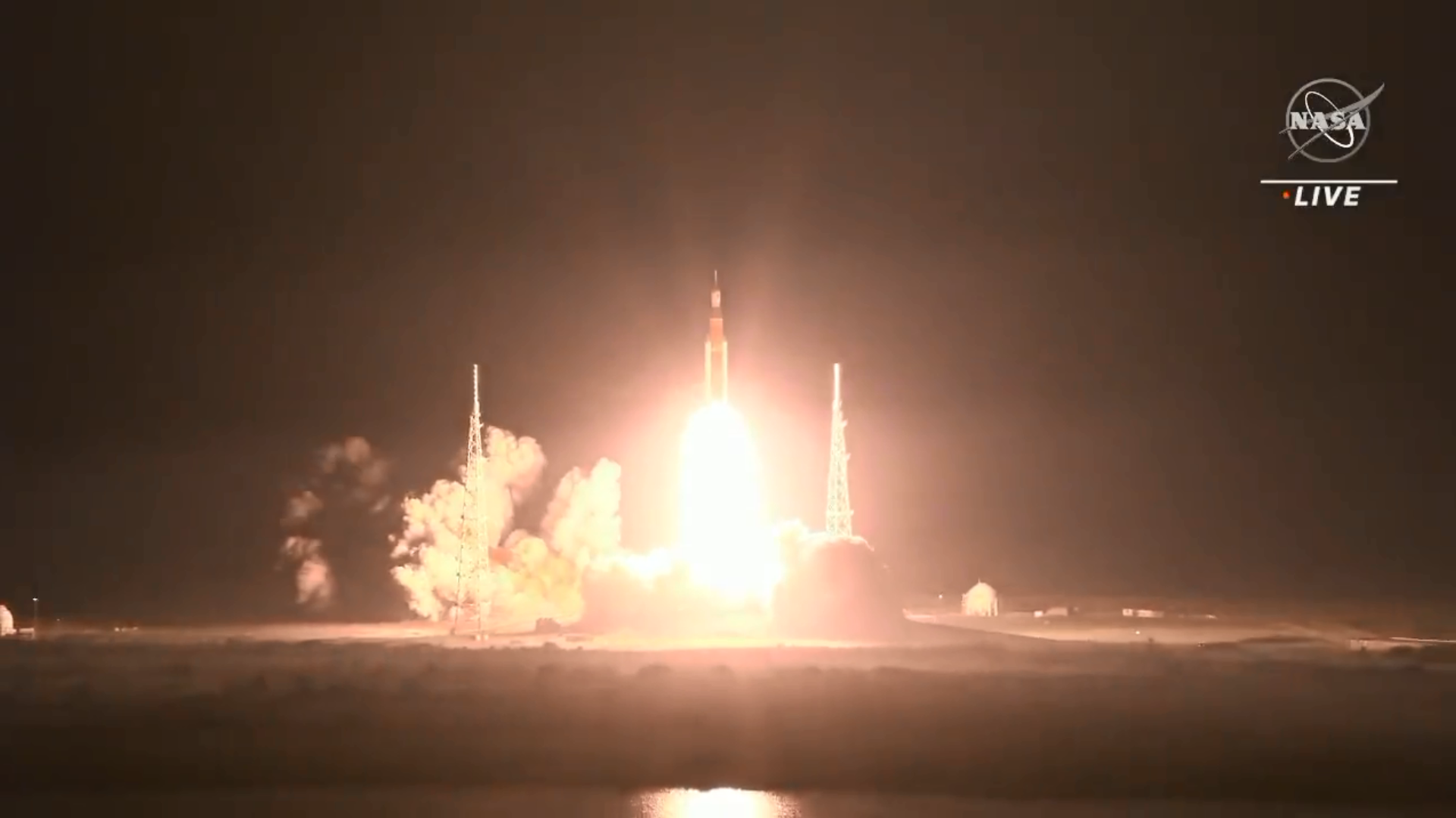 32層高的太空發射系統(Space Launch System, SLS)火箭於台灣時間16日下午2點47分發射升空。(擷取自推特@NASA)