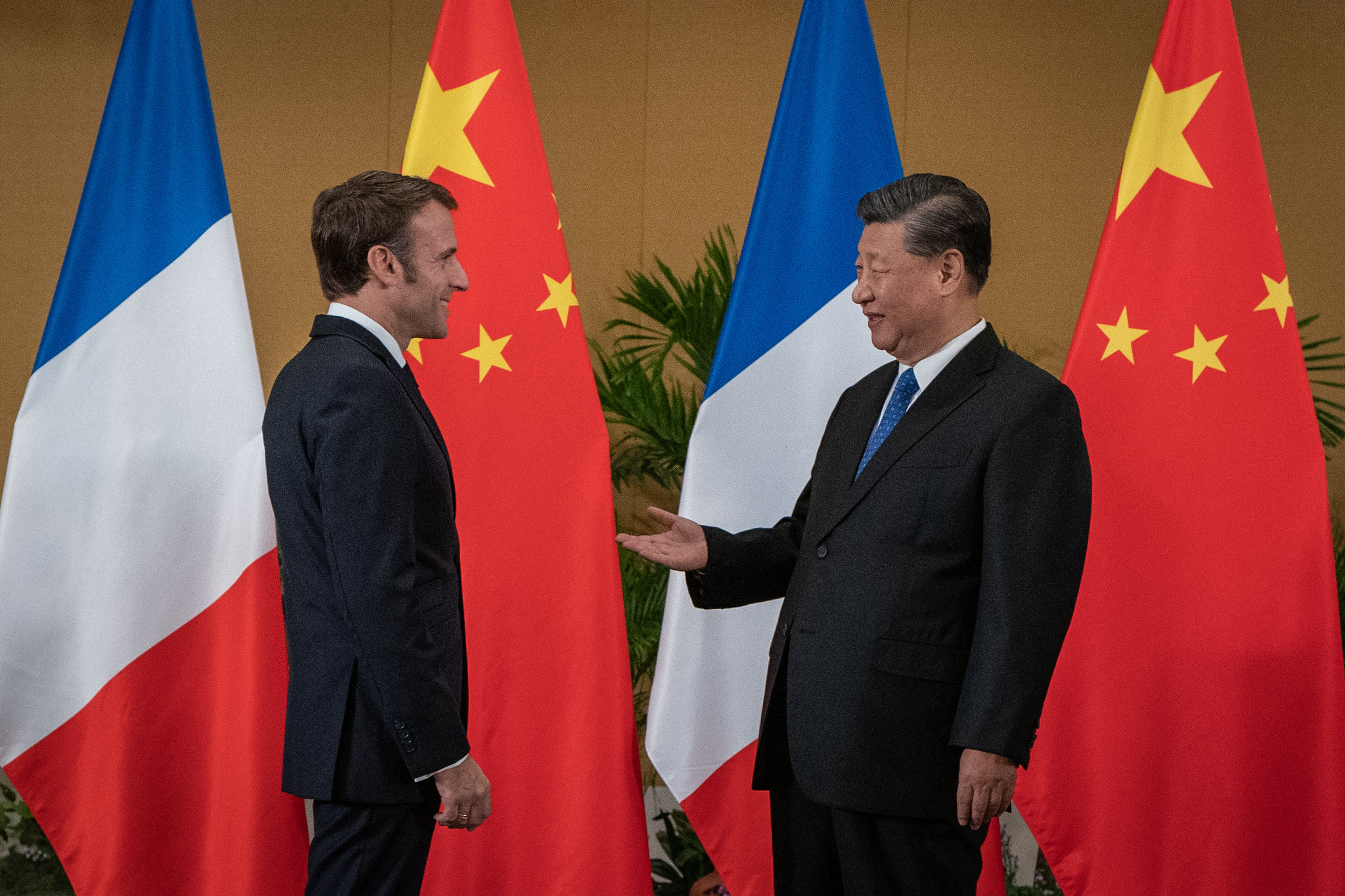 習近平和馬克宏15日在20國集團(G20)峰會場邊會面，馬克宏在兩人會面中呼籲，法中兩國團結起來反對在烏克蘭的戰爭。(圖:推特@EmmanuelMacron)