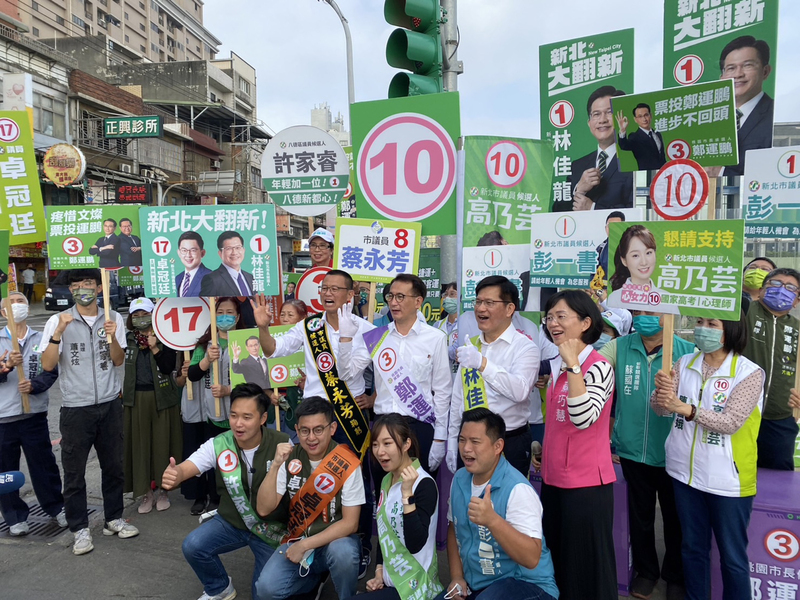 選戰進入倒數階段，民進黨新北市長候選人林佳龍（2排右2）16日陪同民進黨桃園市長候選人鄭運鵬（2排右3）在桃園站路口拜票，爭取選民支持。（鄭運鵬團隊提供） (圖：中央社)