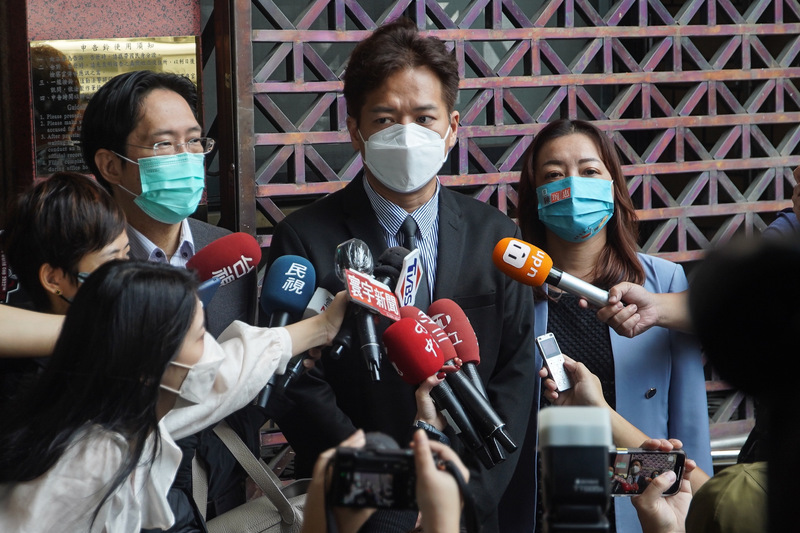 台灣民眾黨立法院黨團遭「A先生」匿名爆料，指稱有5名立委捐出人頭助理。黨團總召邱臣遠（中）、幹事長張其祿（左）、黨團主任陳琬惠（右）17日上午至台灣台北地方檢察署按鈴提告。邱臣遠表示，黨團絕無人頭助理和詐領，聘任標準符合規範；將先提告政論節目中爆料的匿名爆料者，確認其真實身分，並追究後續法律責任。 (圖：中央社)