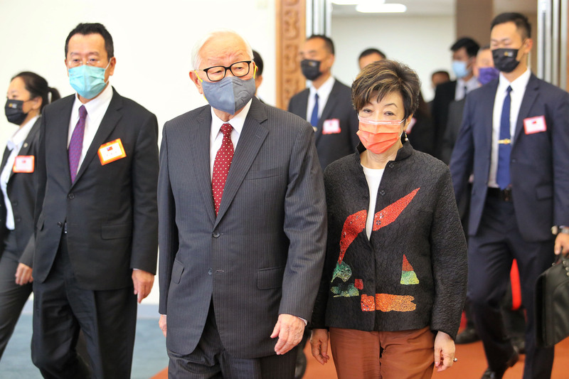 台積電創辦人張忠謀（前右2）代表台灣擔任2022APEC領袖代表，前右為張忠謀夫人張淑芬。(圖：中央社)