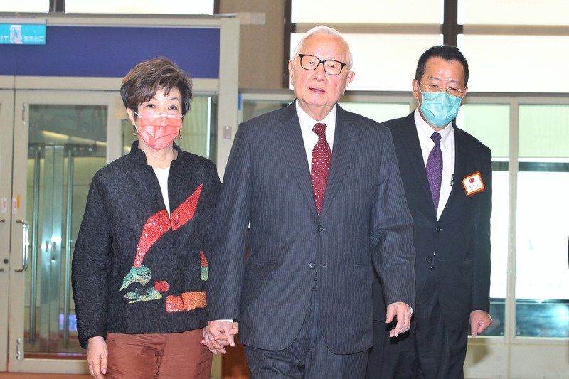 台灣APEC領袖代表、台積電創辦人張忠謀(中)17日與夫人張淑芬(左)搭機啟程赴泰國曼谷參與2022APEC經濟領袖會議。(圖：中央社)