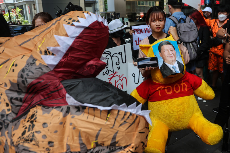 2022 APEC經濟領袖會議週在泰國曼谷登場，多個民間抗議團體連日來在曼谷不同地點抗議；中國國家主席習近平17日抵泰，有名年輕抗議人士抱著維尼熊布偶，抗議中國一中政策。 (圖：中央社)