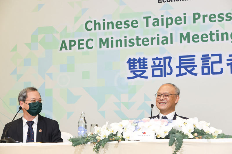 2022年亞太經濟合作會議（APEC）年會為睽違3年恢復舉行實體會議，國發會主委龔明鑫（左）、行政院政務委員鄧振中（右）17日結束部長級年會後，晚間舉行雙部長記者會說明此行成果。 (圖：中央社)