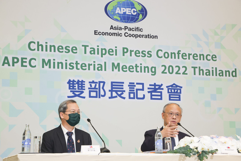 亞太經濟合作會議（APEC）雙部長會議17日在泰國曼谷舉行，國發會主委龔明鑫（左）、行政院政務委員鄧振中（右）代表台灣出席，會後兩人在記者會中透露，過程中至少與6到8國部長級官員交流。 (圖：中央社)
