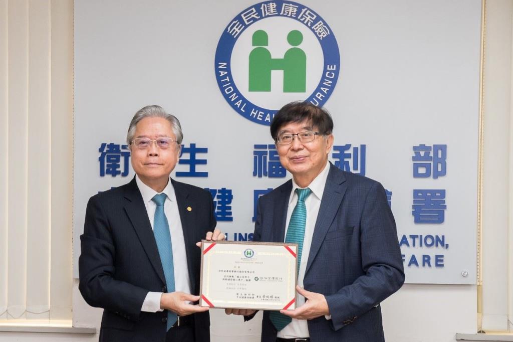 健保署長李伯璋(右)致贈感謝狀給合庫銀行董事長雷仲達。(健保署提供)