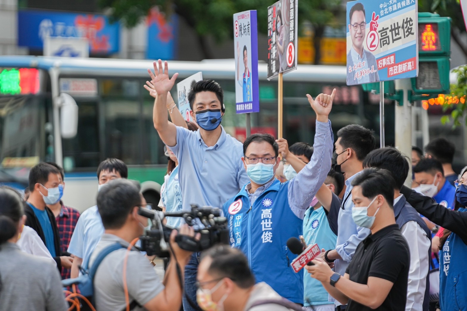 國民黨台北市長候選人蔣萬安(中)18日上午到南京東路、松江路口街口拜票。(蔣萬安競辦提供)