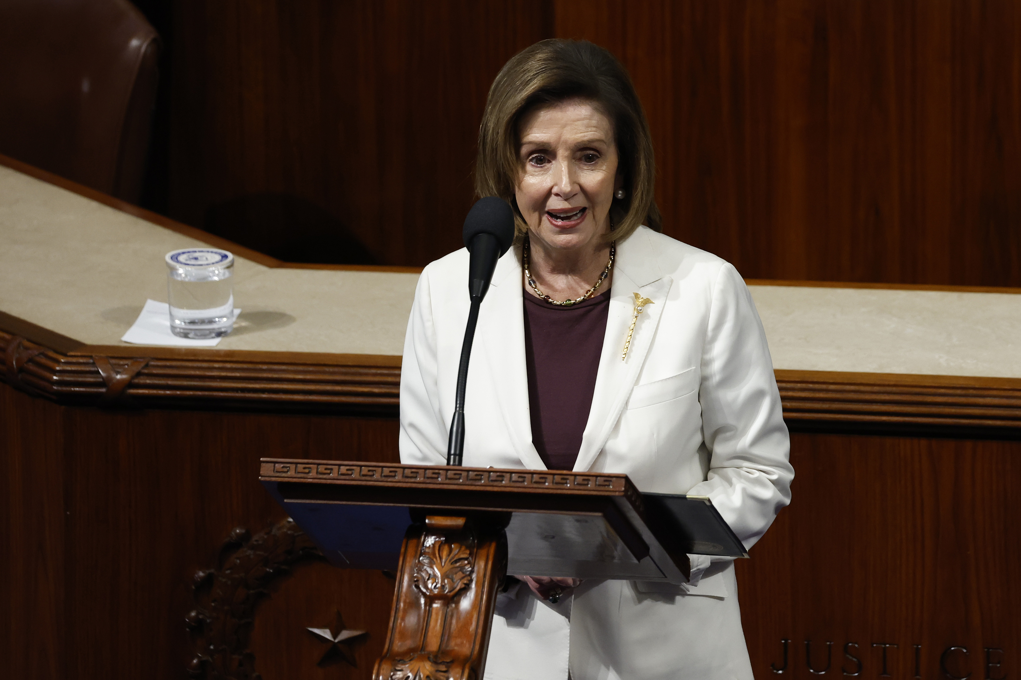 美國眾議院議長裴洛西(Nancy Pelosi)17日在眾議院發表演說。 (AFP)