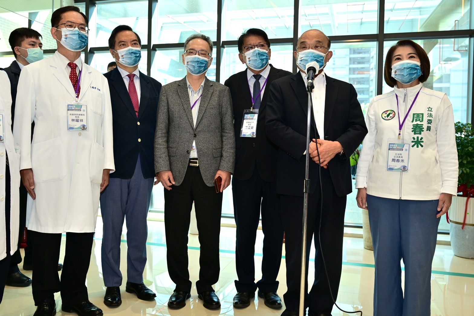 行政院長蘇貞昌(右二)18日上午出席屏東榮民總醫院開幕典禮時受訪，表示民進黨從不反對兩岸正常對等交流。(行政院提供)