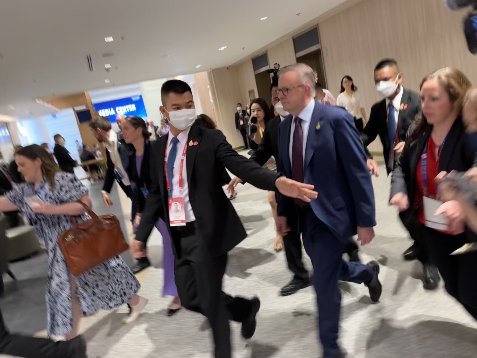 澳洲總理艾班尼斯一席可能不挺台灣加入CPTPP發言引起熱議，在APEC峰會現場遭到台媒包圍詢問回應時，不發一語快速離去。(謝佳興 攝)