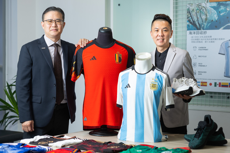 遠東新世紀化海洋廢棄物為球衣，環保的海洋回收紗在2022年卡達世界盃足球賽首次登場，獲9個國家隊青睞，包括德國、西班牙等7國晉級會內賽。圖為遠東新長纖事業部協理黃全億（左）、創新研發中心資深經理謝璁毅（右）。 (圖：中央社)