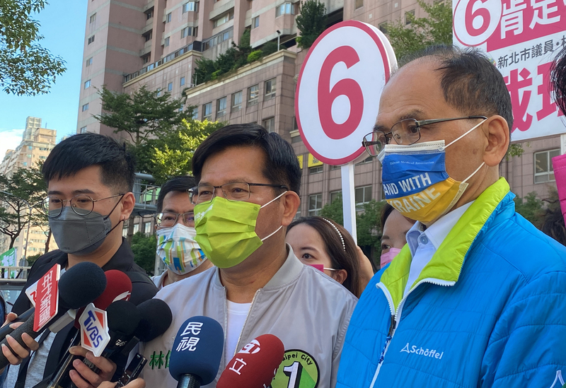 民進黨新北市長候選人林佳龍(前排中) (圖：中央社)