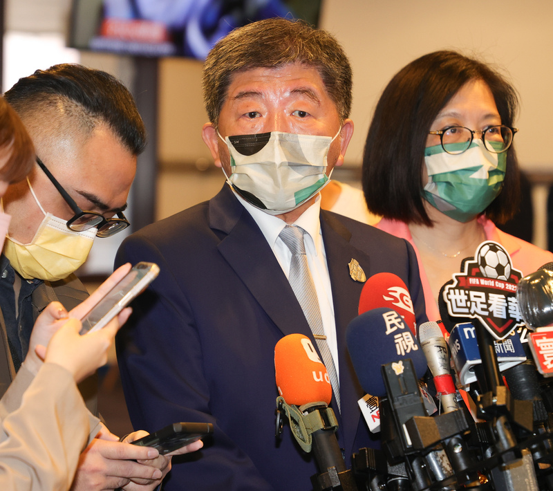 媒體報導，民進黨台北市長候選人陳時中選前急售高雄豪宅。陳時中（中）19日表示，房子沒有賣出，而且從買預售屋到現在將近11年，沒有人這樣炒房的，講他炒房真的是抹黑。(圖：中央社)