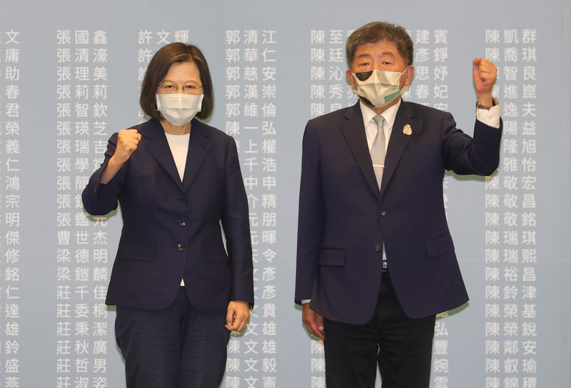 圖為身兼民進黨主席的總統蔡英文（左）與台北市長候選人陳時中（右）日前出席競選活動。 (圖：中央社檔案照片)