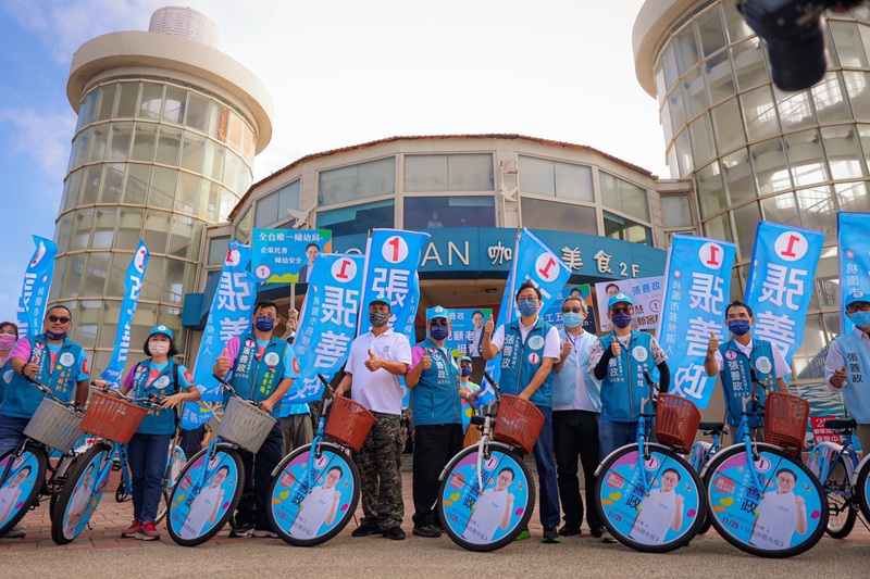 國民黨桃園市長候選人張善政（右5）19日上午前往新屋區永安漁港掃街拜票，他接受媒體聯訪表示，最後關鍵一週會用戰車掃街，用最有效的方式，零距離接觸最基層的民眾。(張善政競辦提供／中央社)