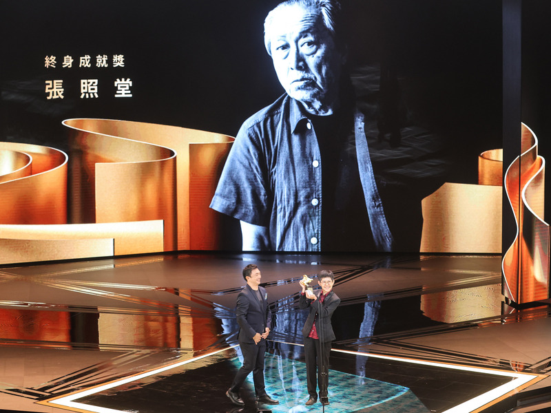 第59屆金馬獎19日晚間在台北國父紀念館舉行頒獎典禮，導演黃信堯（左）頒發終身成就獎給恩師張照堂，由張照堂大弟子（右）代領。 (圖：中央社)