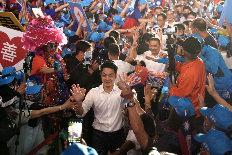 國民黨台北市長候選人蔣萬安與同黨新北、桃園、基隆首長候選人19日晚間到桃園中壢，出席「北北基桃竹竹苗—大團結拼勝選」造勢大會。(圖：中央社)