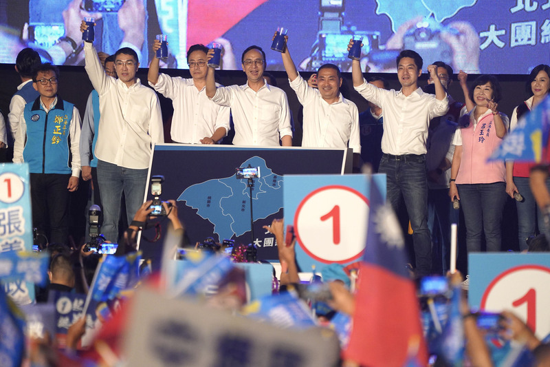 國民黨主席朱立倫(白衣中)率領黨籍北北基桃首長候選人蔣萬安(白衣右起)、侯友宜、謝國樑(白衣左起)、張善政進行團結勝利誓師儀式。 (圖：中央社)