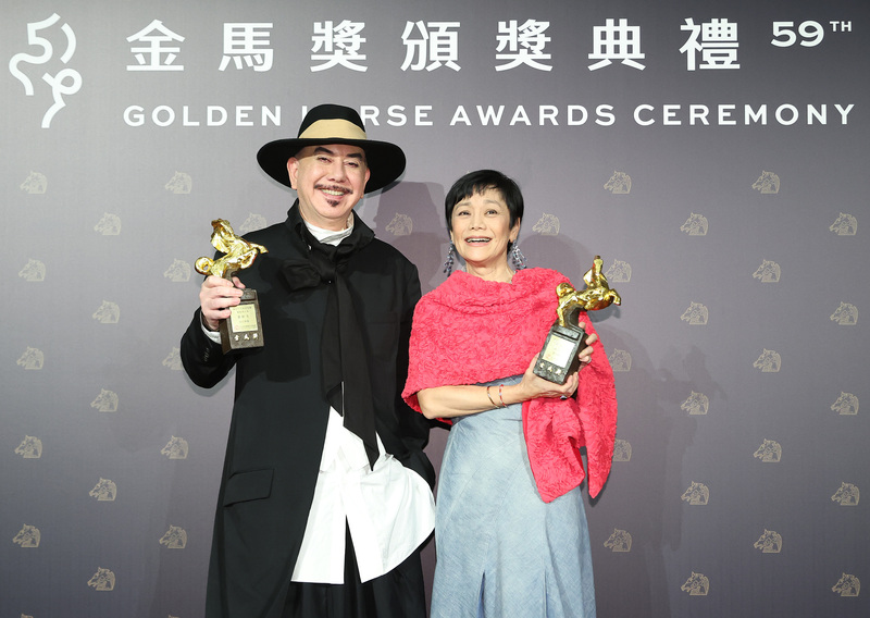 第59屆金馬獎頒獎典禮19日晚間在台北國父紀念館圓滿落幕，最佳女主角及最佳男主角得主張艾嘉（右）、黃秋生（左）頒獎後開心合影。中央社記者張新偉攝  111年11月19日 (圖：中央社)