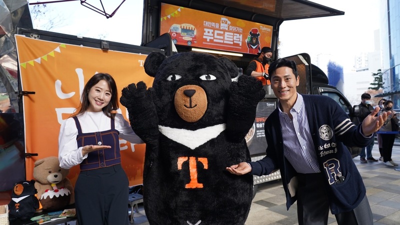 台灣觀光代言人金宰佑夫妻在韓國出席美食餐車活動，期盼吸引韓國旅客赴台旅遊。（觀光局提供） (圖：中央社)