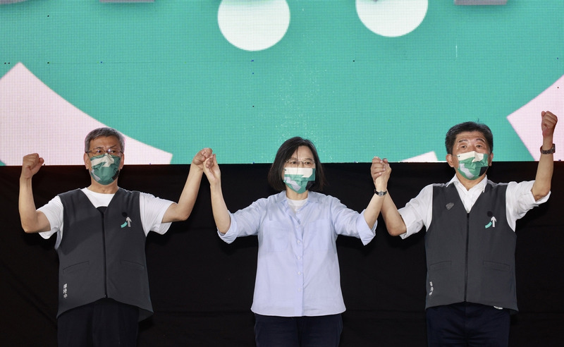 民進黨選前之夜將在全台舉辦19場造勢大催票。圖為民進黨主席蔡英文(中)、前副總統陳建仁(左)站台為陳時中催票。 (圖：中央社)