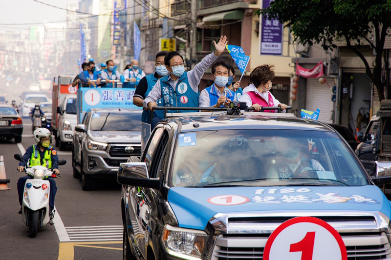 國民黨桃園市長候選人張善政(車上前左)21日到大園進行車隊掃街拜票。(張善政競辦提供) (圖：中央社)