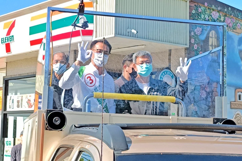 前副總統陳建仁(右)陪同民進黨桃園市長候選人鄭運鵬(左)到楊梅掃街拜票。(圖：中央社)