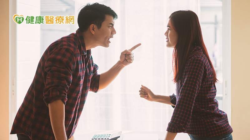 在政治立場不同的情況下到底該如何與家人談論政治議題？諮商心理師陳劭旻，以自身經驗分享與家人溝通、相處的方法。(圖：健康醫療網 提供)