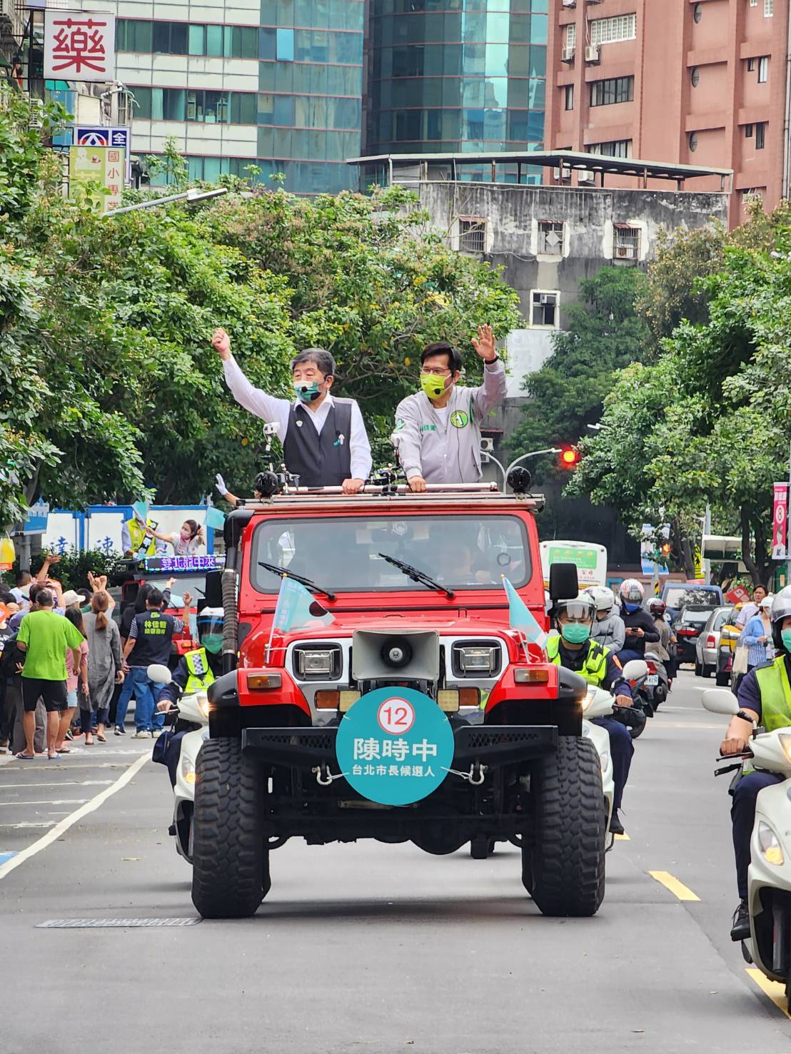 民進黨台北市長候選人陳時中(左)今天與新北市候選人林佳龍一起車隊掃街，他在出發前受訪，表示薛瑞元是適格、適任的部長。(陳時中競總提供)