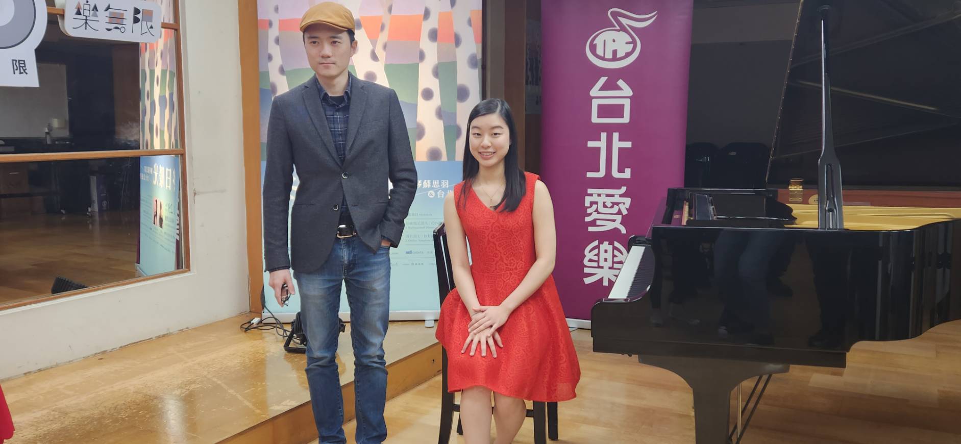 2021年在波蘭蕭邦國際鋼琴大賽中表現亮眼的台灣年輕鋼琴新秀蘇思羽(右)，今年11月29日將與指揮吳曜宇(左)領軍台北愛樂青年管弦樂團合作，帶來俄國作曲家拉赫曼尼諾夫的第二號鋼琴協奏曲。(江昭倫 攝)