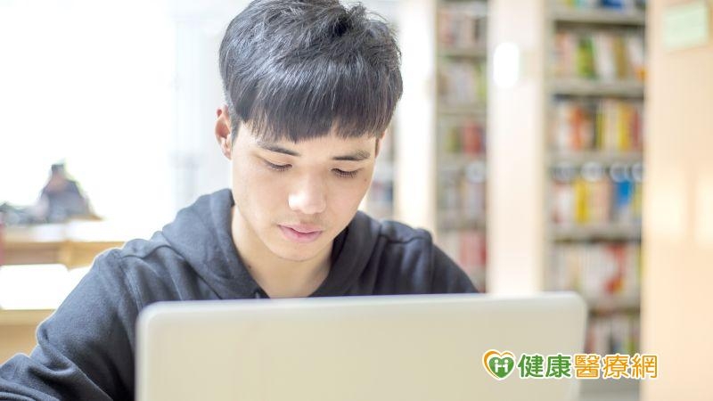 《美國醫學會雜誌·兒科》(JAMA Pediatrics)調查，全球孩童平均每天使用螢幕的時間增加了1小時20分鐘，其中以12至18歲的青少年增加最多。(圖：健康醫療網 提供)