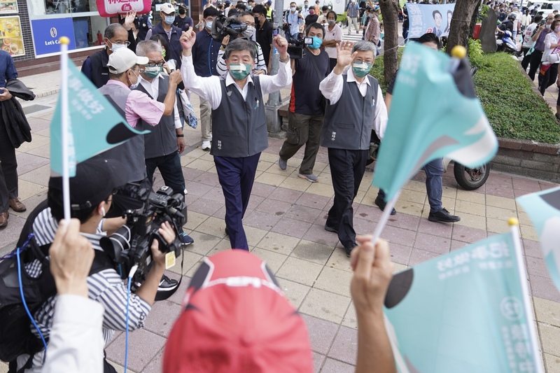 選戰倒數，民進黨台北市長候選人陳時中（左）22日在前副總統陳建仁（右）的陪同下，從北投區出發沿街拜票。 (圖：中央社)