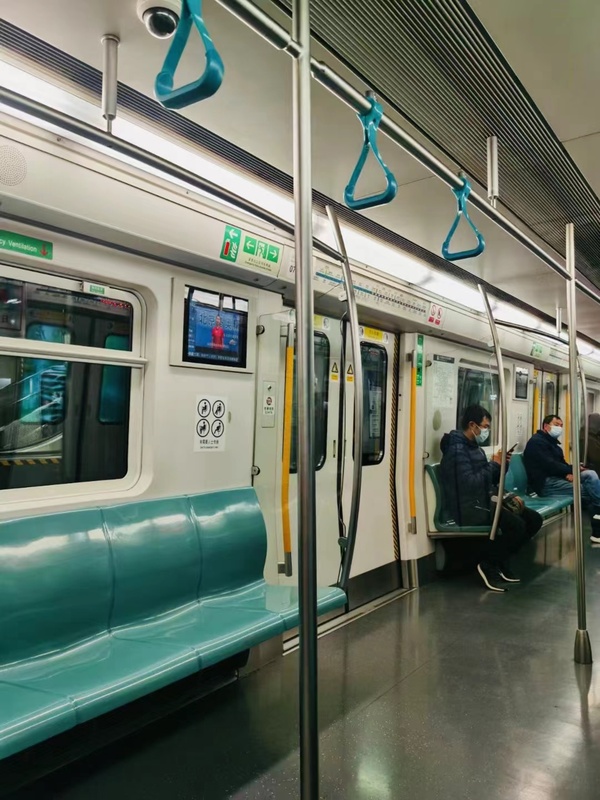 圖為22日早上尖峰時間的北京地鐵4號線，車廂內人數寥落，與以往擁擠的景象有天壤之別。 (圖：中央社)