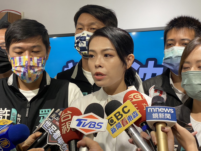 民眾黨新竹市長候選人高虹安（前中）在選前一天提出辛辛那提大學回文指論文沒有不當行為，但資策會表示，高虹安提出函文是10月20日回文，而資策會則是10月25日才提出侵權，辛辛那提大學尚未回應。資料照片。 (圖：中央社)