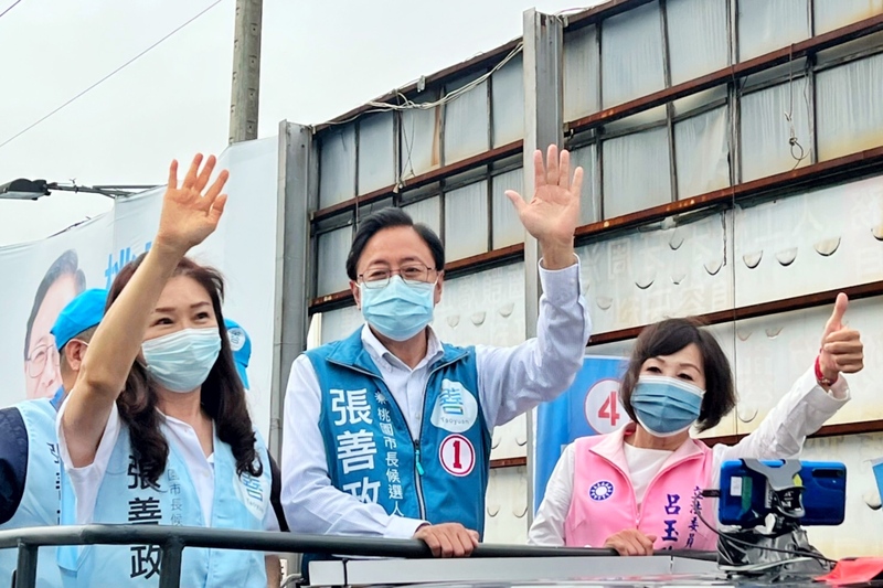 國民黨桃園市長候選人張善政（前中） (圖：中央社)