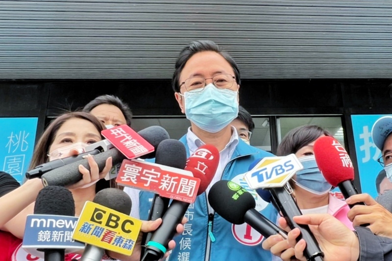 國民黨桃園市長候選人張善政（前中）受訪。(資料照片/中央社)