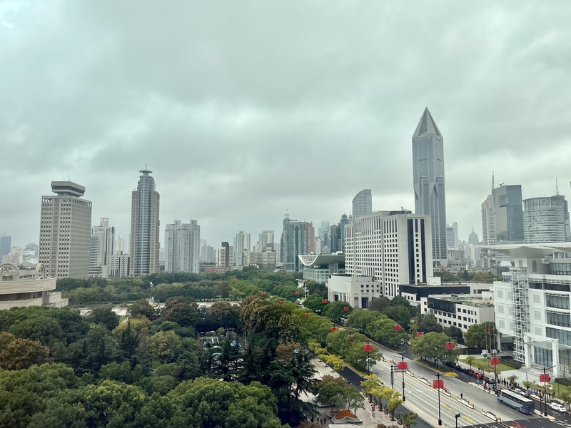 在滬房仲22日指出，上海市歷經COVID-19防疫封城後，房源掛售量增多，帶看客數卻大減，加上房企負債、交樓難等負面消息，買家對於房市前景偏於信心欠缺。圖為上海市中心空拍景色。 (圖：中央社)