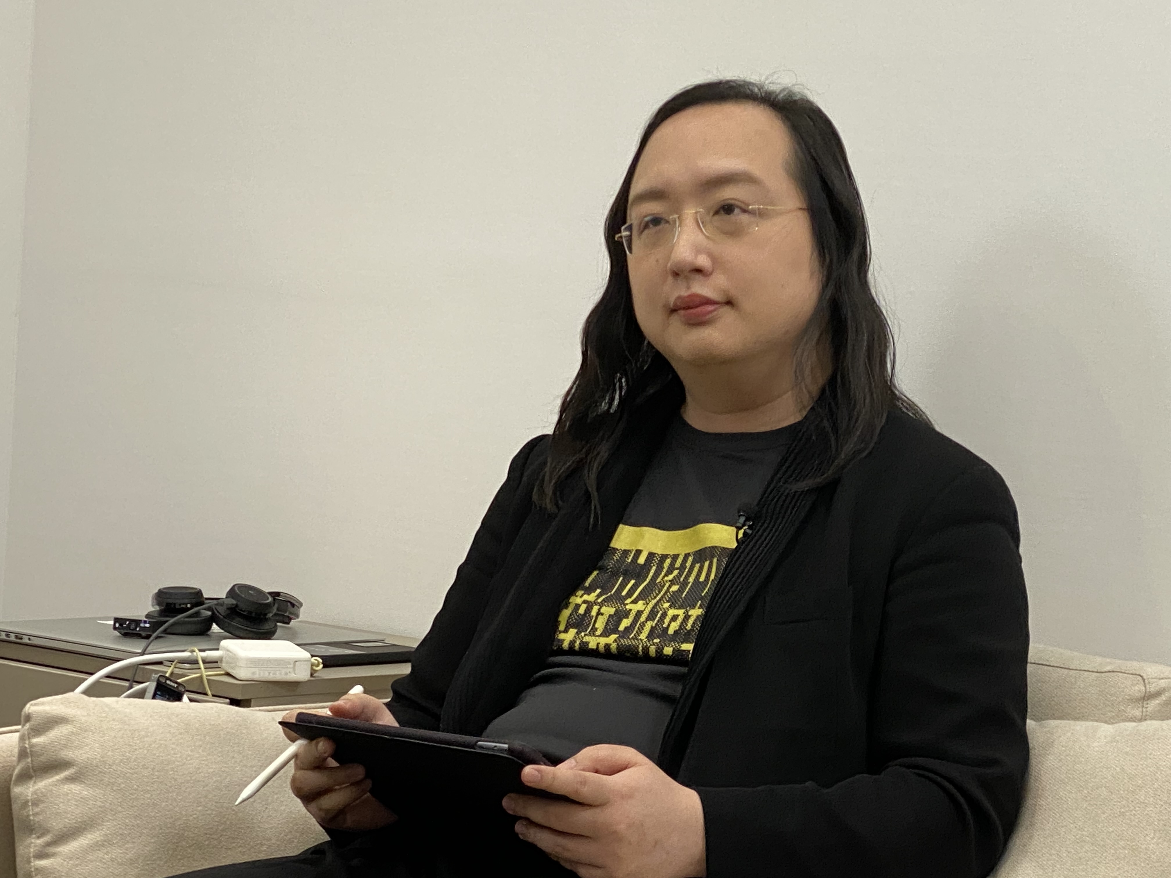 數位部長唐鳳(右)22日接受央廣專訪，坐在她最常窩的沙發上坦言，執掌數位部3個月來的心情就是「創業維艱」。(吳琍君 攝)