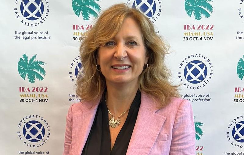 美國國務院全球刑事司法無任所大使莎克(Beth Van Schaack)。 (圖:推特@StateDept_GCJ)