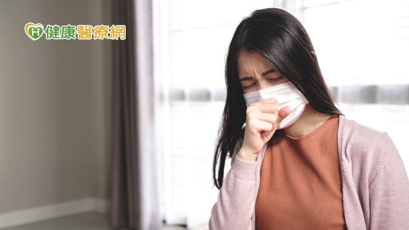 國內新冠疫情雖然逐漸趨緩，但仍有不少確診者受新冠病毒後遺症所苦，姜冠宇醫師分享到，在追蹤門診最常被問「醫生，我後遺症會持續多久？」，而關於這個問題，根據國外研究，現在有了答案。(圖：健康醫療網 提供)
