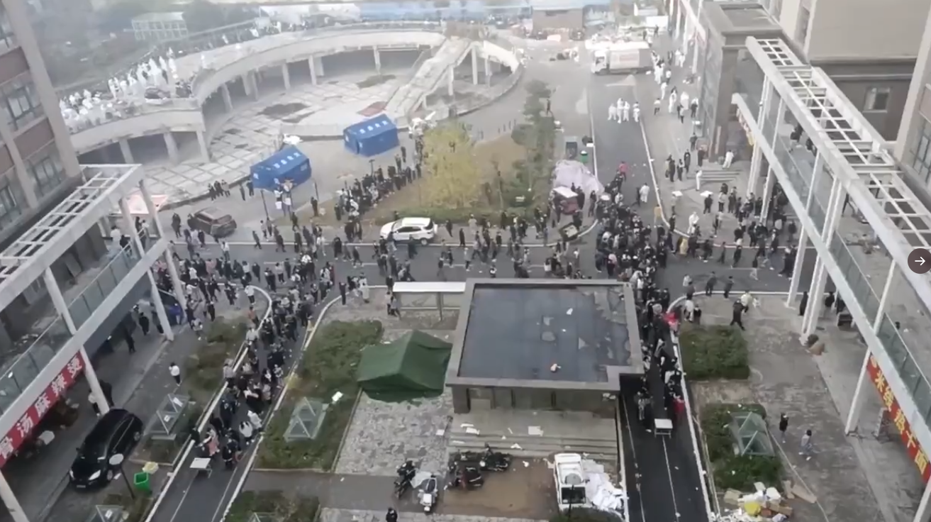 中國富士康鄭州廠工人與保安爆發衝突，鴻海發表聲明強調津貼按約發放、廠區正常生產。(Twitter)