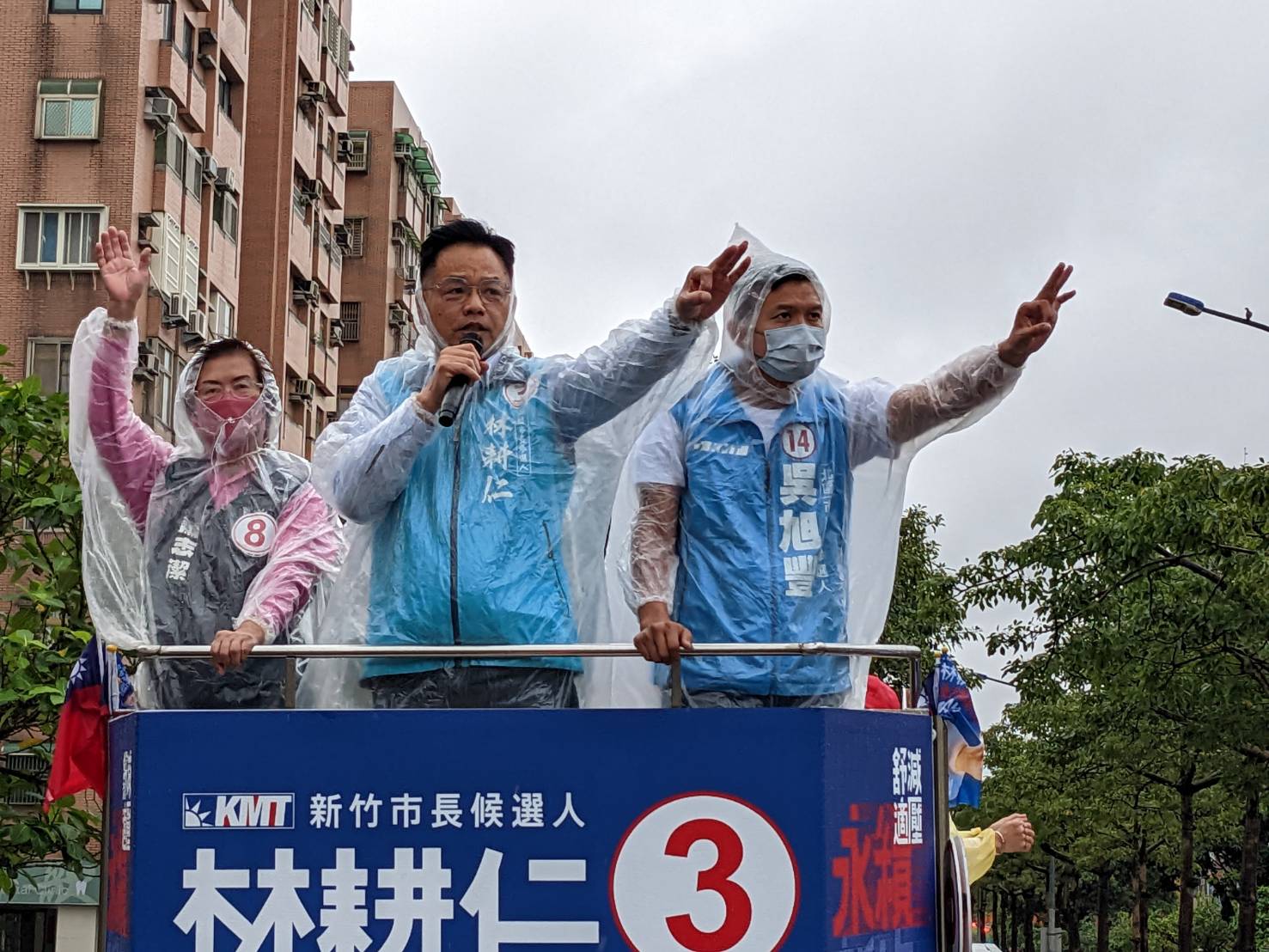 國民黨新竹市長候選人林耕仁23日上午在雨中進行車掃拜票。(林耕仁競選總部提供)