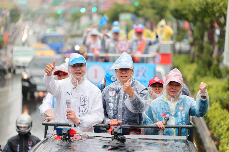 國民黨桃園市長候選人張善政（前中）24日由國民黨主席朱立倫（前左）陪同，在中壢市區車隊掃街拜票。（朱立倫團隊提供） (圖：中央社)
